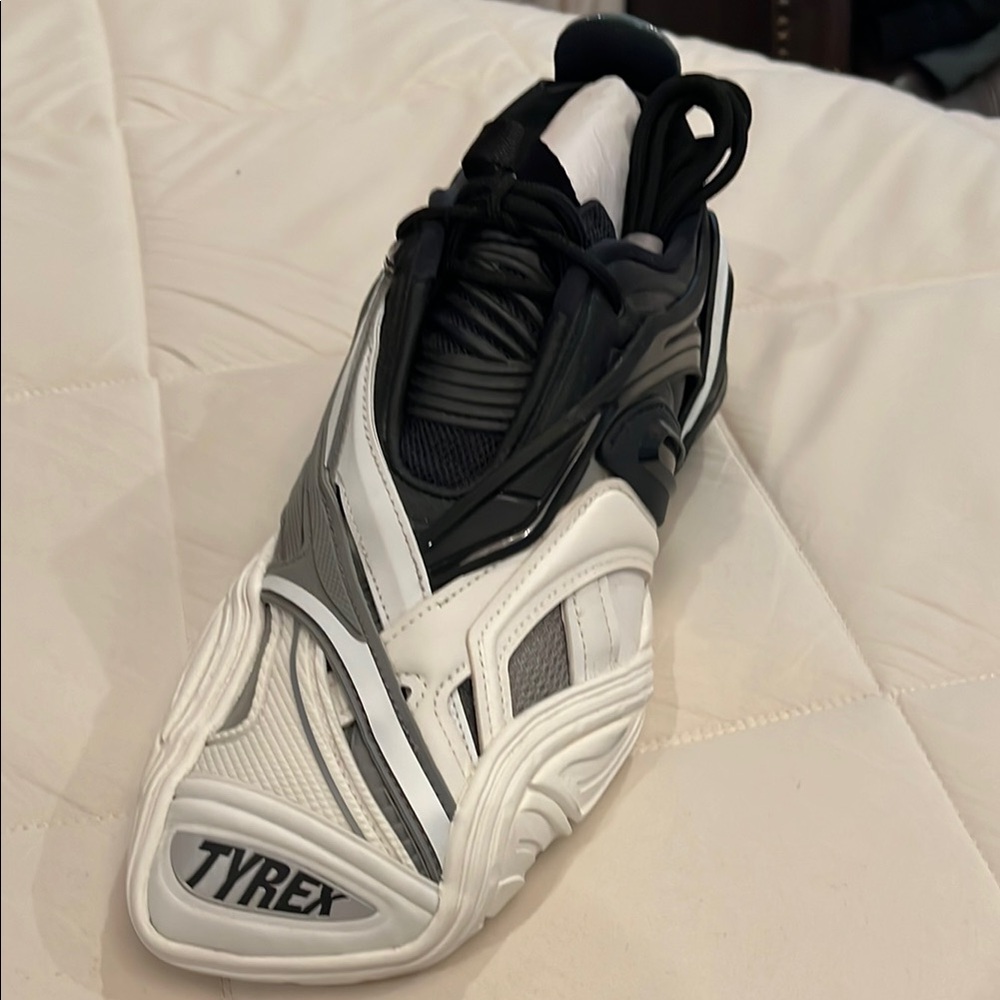 Women’s Balenciaga!